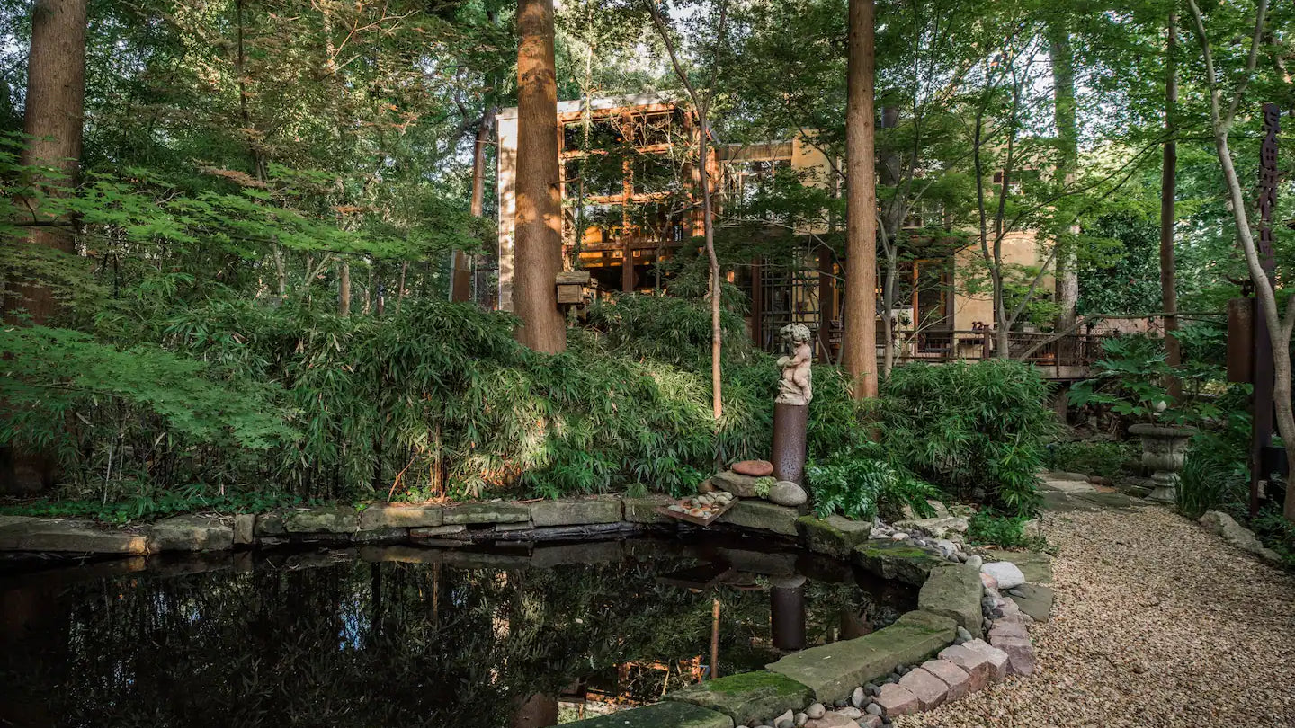 Find Peace From The City With This Quiet Dallas Treehouse Getaway