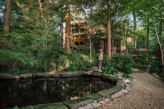 Find Peace From The City With This Quiet Dallas Treehouse Getaway